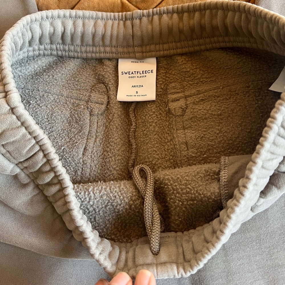 ARITZIA COZY SWEATFLEECE MEGA FIT CARGO SWEATPANTS SMALL TAUPE - Picture 4 of 7